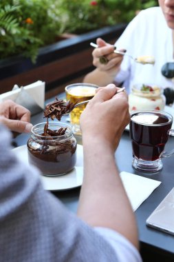 Kavanozda çok lezzetli tatlı, kavanozda tatlı ve kek.