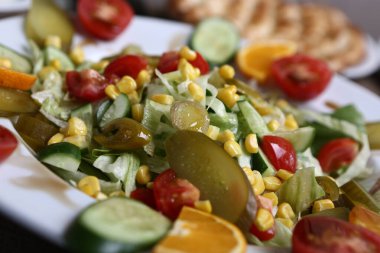 Taze salata tabağı ile karışık yeşillik