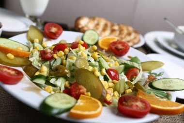 Taze salata tabağı ile karışık yeşillik