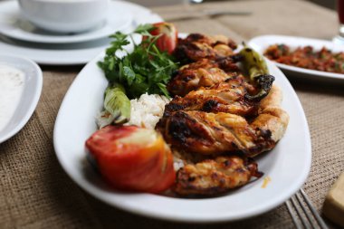 Soslu tavuk kanadı ve lezzetli sebzeler..