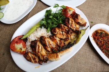 Soslu tavuk kanadı ve lezzetli sebzeler..