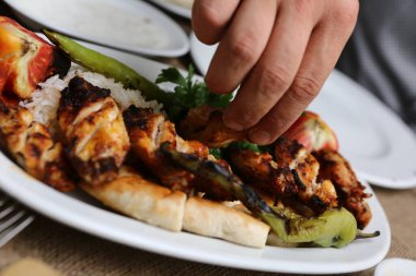 Soslu tavuk kanadı ve lezzetli sebzeler..