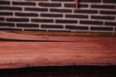 Modern ahşap ve siyah arkaplanı kapat