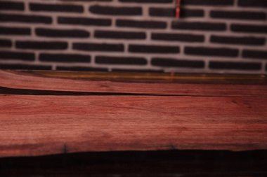 Modern ahşap ve siyah arkaplanı kapat