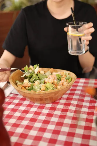 Retrato Atraente Mulher Branca Sorrindo Comer Salada Foco Mão Garfo — Fotografia de Stock