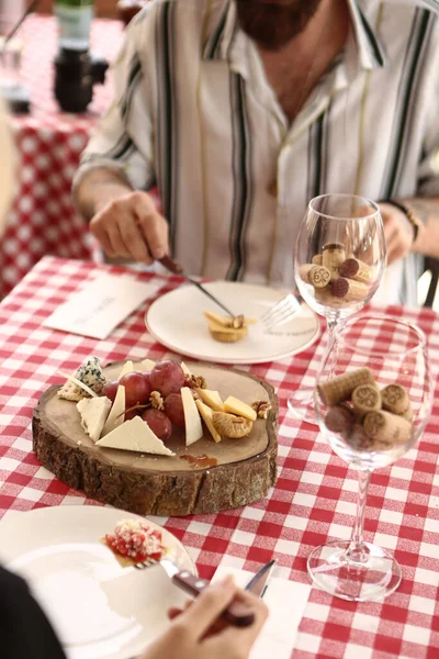Prato Queijo Vinho Gourmet Bandeja Charcutaria Queijo — Fotografia de Stock