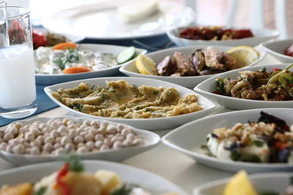 Turkse Griekse Traditionele Eettafel Met Speciale Alcohol Drinken Raki Ouzo — Stockfoto