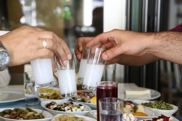 Mesa Jantar Tradicional Turca Grega Com Bebida Alcoólica Especial Raki — Fotografia de Stock