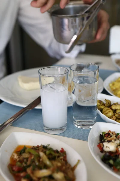 Mesa Jantar Tradicional Turca Grega Com Bebida Alcoólica Especial Raki — Fotografia de Stock