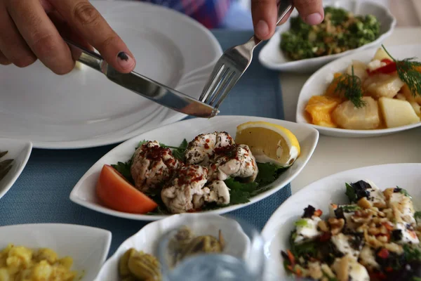 Traditioneller Türkischer Und Griechischer Esstisch Mit Einem Speziellen Alkoholgetränk Raki — Stockfoto