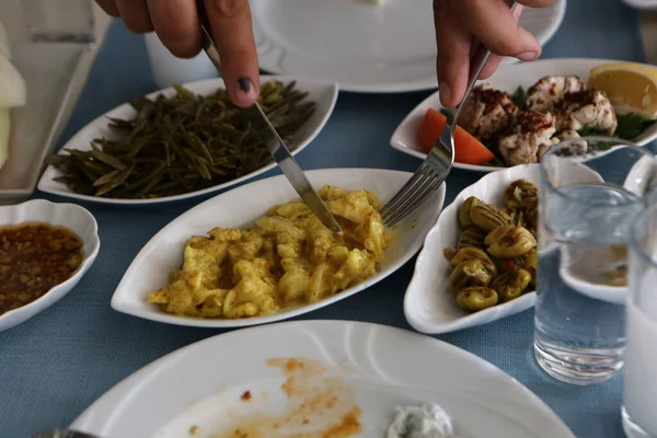 Mesa Jantar Tradicional Turca Grega Com Bebida Alcoólica Especial Raki — Fotografia de Stock