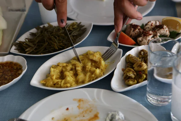 Traditioneller Türkischer Und Griechischer Esstisch Mit Einem Speziellen Alkoholgetränk Raki — Stockfoto