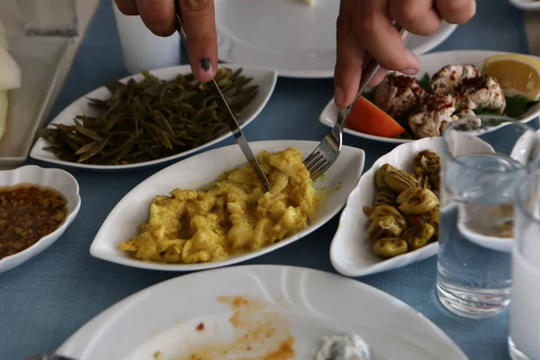 Traditioneller Türkischer Und Griechischer Esstisch Mit Einem Speziellen Alkoholgetränk Raki — Stockfoto