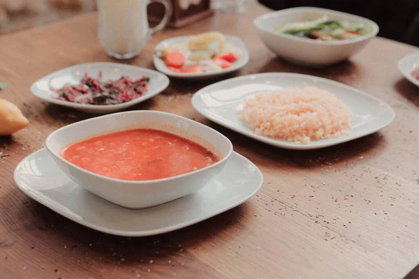 Köstliche Hausgemachte Gerichte Suppe Pilaf Und Ayran — Stockfoto