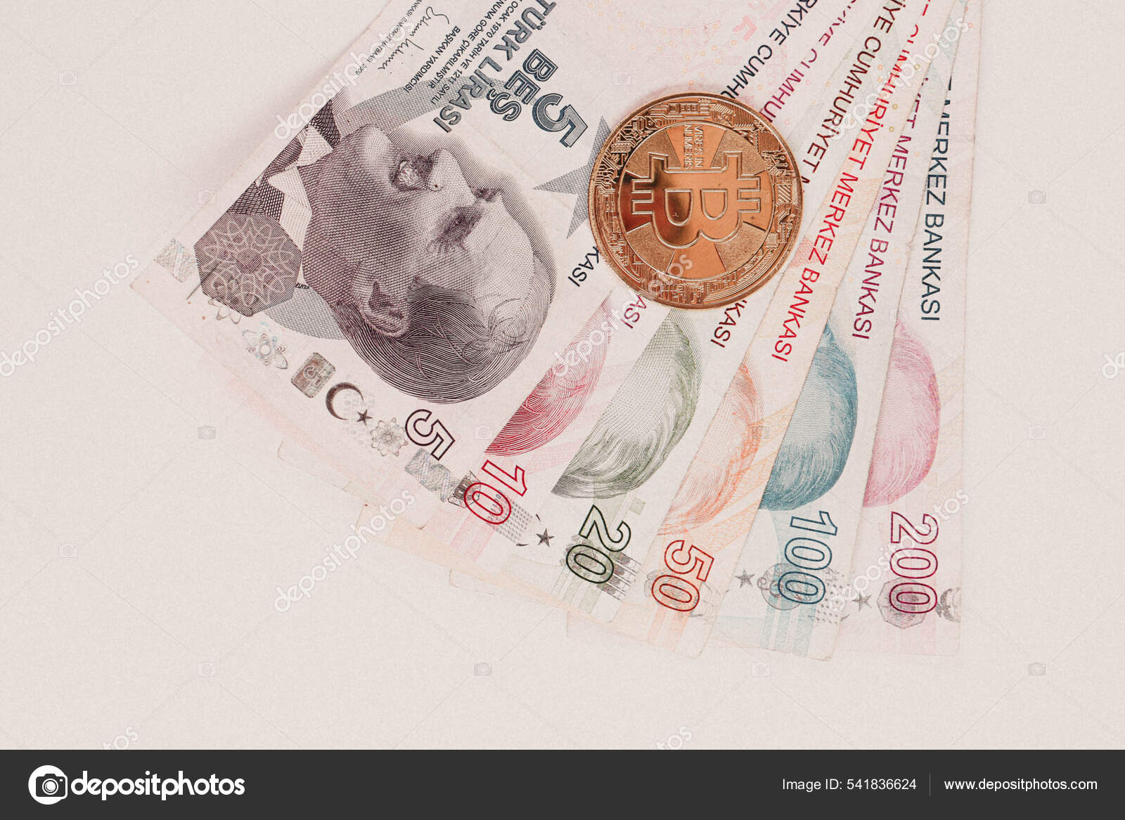 터키어 지폐와 비트코인 스톡 일러스트레이션 [© AUTHOR_NAME] #541836624