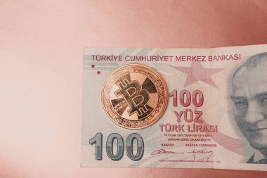 Türk lira banknotları ve bitcoin paraları