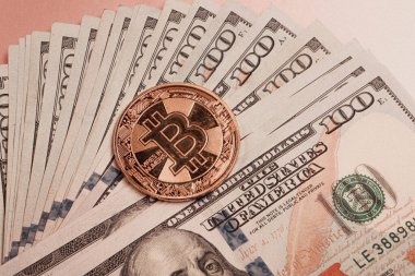 Multi Euro ve Dolar nakit, farklı türde yeni nesil banknotlar, ve bitcoin