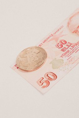 Türk lira banknotları ve bitcoin paraları