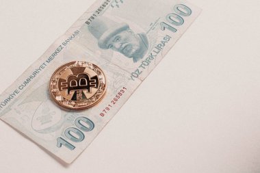 Türk lira banknotları ve bitcoin paraları