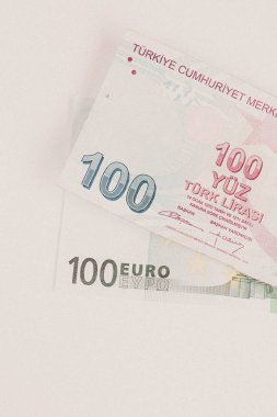 Türk Lirası ve Euro banknotları