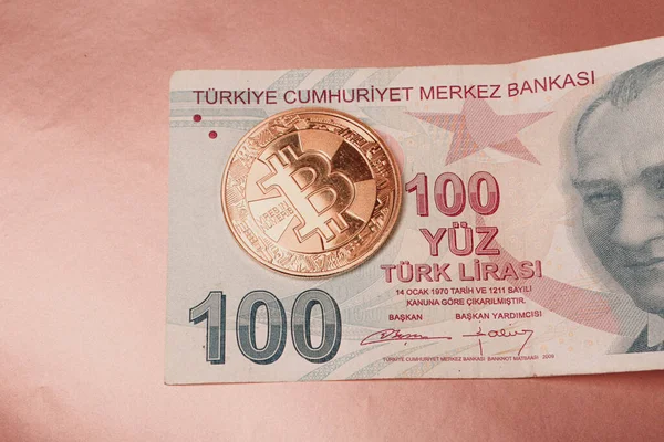 トルコのリラ紙幣とビットコイン — ストック写真