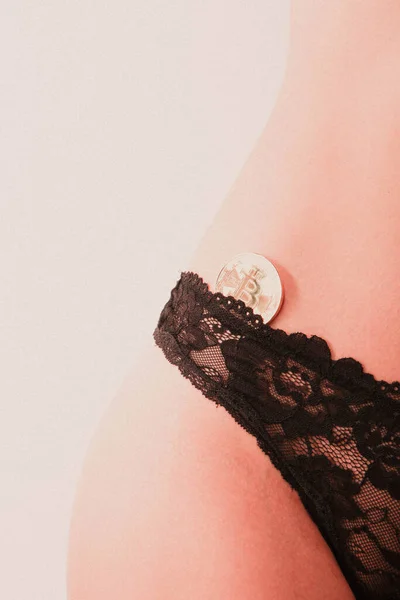 Golden Bitcoin Сексуальной Женщиной — стоковое фото