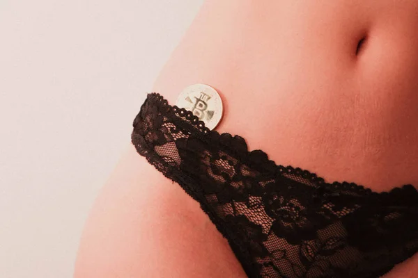 Bitcoin Dourado Com Mulher Sexy — Fotografia de Stock