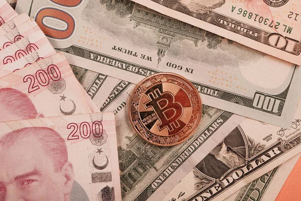 Turkiska Lira Sedlar Amerikanska Dollar Och Bitcoin — Stockfoto