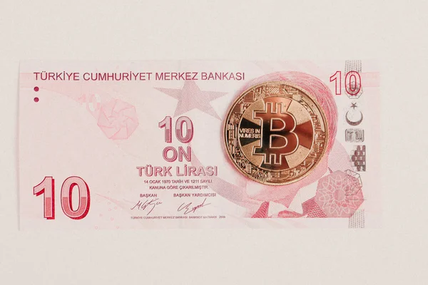 トルコのリラ紙幣とビットコイン — ストック写真