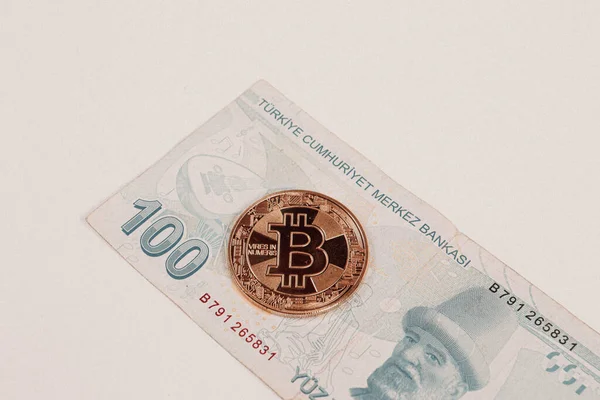 Turkiska Lira Sedlar Och Bitcoin — Stockfoto