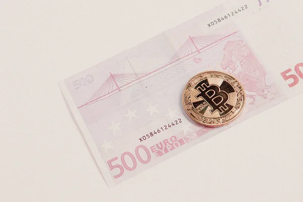 多种欧元现金 不同类型的新一代钞票 比特币 — 图库照片