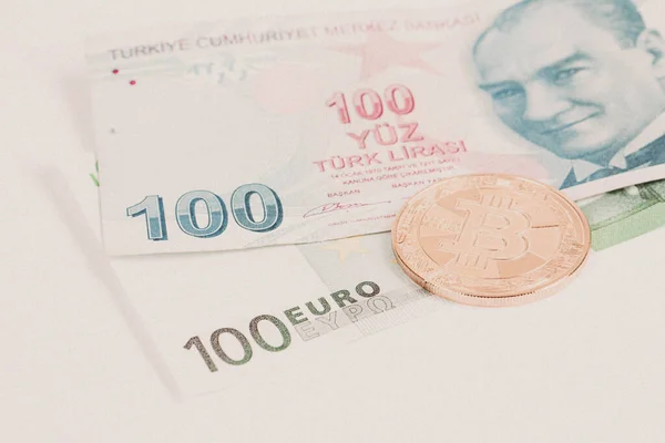 Notas Lira Turcas Moedas Euro Bitcoin — Fotografia de Stock