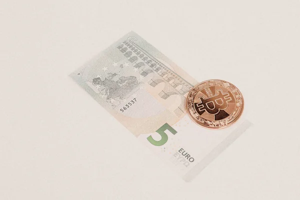 マルチユーロドル現金 異なるタイプの新世代の銀行券 ビットコイン — ストック写真