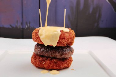 Taze sebzeli ev yapımı hamburger.