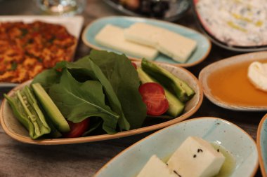 Geleneksel Türk ve Yunan yemek meze masası