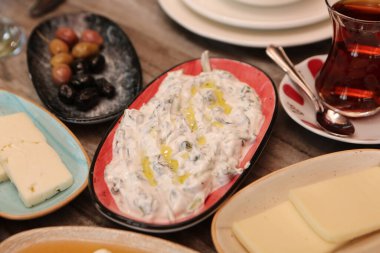 Geleneksel Türk ve Yunan yemek meze masası