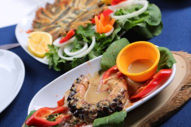 Soslu ızgara Galiçya ahtapotu bacağı.