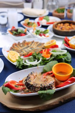 Soslu ızgara Galiçya ahtapotu bacağı.