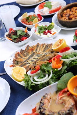 Geleneksel Türk ve Yunan yemek meze masası