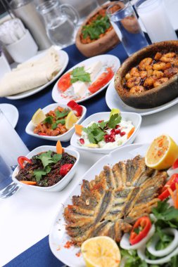 Geleneksel Türk ve Yunan yemek meze masası
