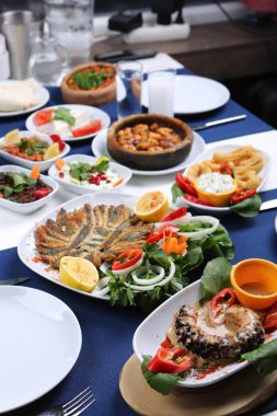 Geleneksel Türk ve Yunan yemek meze masası