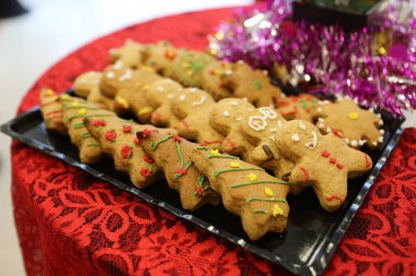 Masadaki adam şeklinde zencefilli kurabiyeler..