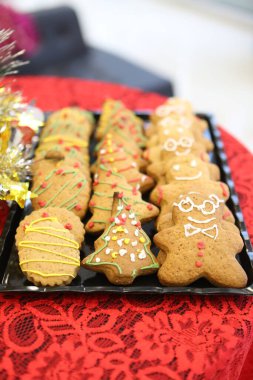 Masadaki adam şeklinde zencefilli kurabiyeler..