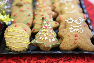 Masadaki adam şeklinde zencefilli kurabiyeler..