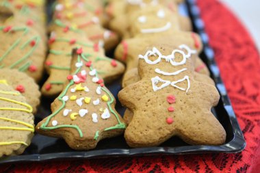 Masadaki adam şeklinde zencefilli kurabiyeler..