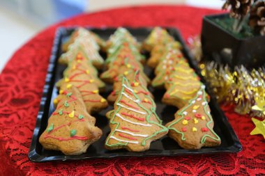 Bir grup çeşit kurabiye. Çikolata parçacıklı, yulaflı, kuru üzümlü, beyaz çikolatalı.