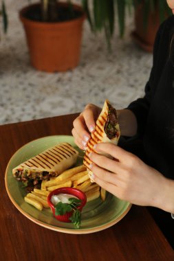 Lezzetli ve ızgara sandviç.