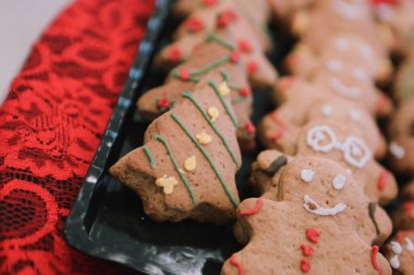 Bir grup çeşit kurabiye. Çikolata parçacıklı, yulaflı, kuru üzümlü, beyaz çikolatalı.