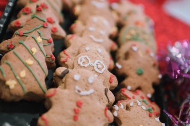 Masadaki adam şeklinde zencefilli kurabiyeler..