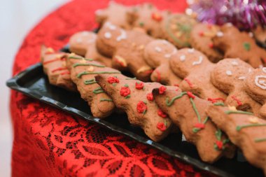 Masadaki adam şeklinde zencefilli kurabiyeler..